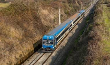 Hombre sobrevive a ser arrollado por tren en Curicó: investigan posible intento de suicidio