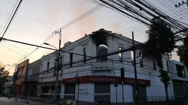 Municipio de Curicó instaló cierre perimetral en sector de incendio en Prat con Peña y llamó a la precaución