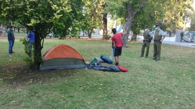Carabineros procedió al retiro de carpas instaladas en la Alameda Manso de Velasco