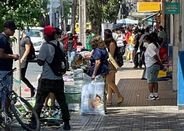 Comerciantes de calle Prat denuncian descontrol de vendedores ilegales en el centro de Curicó