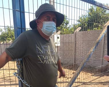 Vecino se encadena a portón por extracción de agua en Putú