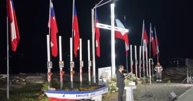 Familiares y autoridades de Constitución recuerdan a víctimas del 27F con ceremonia en Isla Orrego