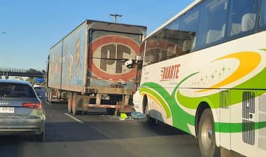 Colisión por alcance entre bus y camión frente a Curicó dejó un conductor herido