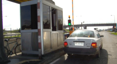Carabineros busca a sujetos que engañaron a cajero de peaje lateral en Teno y cobraron a conductores