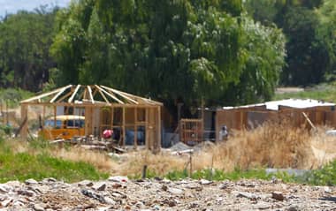 Delegado presidencial de Curicó anunció que desalojo de toma ilegal frente al Río Guaiquillo podría iniciarse esta semana