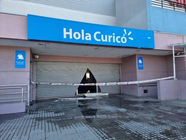 Bomberos de Curicó advierten que seguirán rebrotes de incendio en supermercado Líder si no se retiran escombros