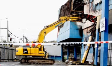 Comenzó demolición de supermercado Líder incendiado en Curicó
