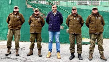 Diputado Francisco Pulgar llegó al retén La Mina para celebrar a Carabineros
