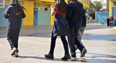 Denuncian a sujeto que acosa a escolares en Avenida Rauquén de Curicó