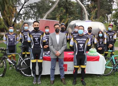 Municipio de Romeral entregó nueva indumentaria a equipo de ciclismo