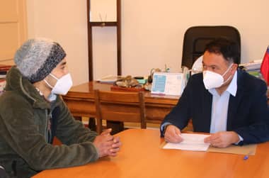 Municipio de Licantén entregó recursos a ciclista Israel Hernández para participación en campeonatos