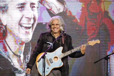 Madres de Licantén celebraron su día con show de Pablo Herrera