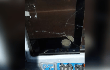 Chofer de bus denunció a limpia parabrisas de sector Aguas Negras que rompió un vidrio de su vehículo
