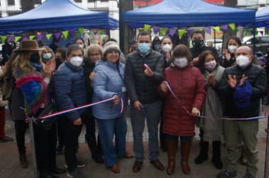 Inauguran Feria de Emprendedoras de la Oficina de la Mujer en la Plaza de Armas de Curicó