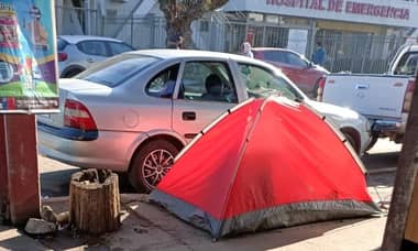 Carabineros y Seguridad Pública sacaron carpa de indigente que amenazó a locataria cerca del Hospital de Curicó