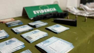 Carabineros de Curicó detuvo a sujetos a bordo de auto robado portando arma de fuego y drogas