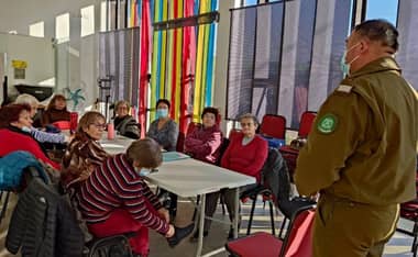 Municipio de Romeral y Carabineros capacitan a personas mayores para prevenir delitos
