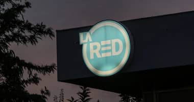 Crisis en La Red: despiden a medio centenar de empleados en medio de huelga