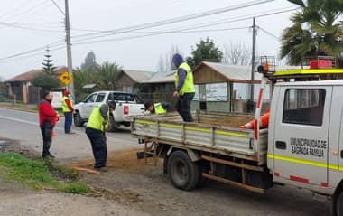 Municipio de Sagrada Familia realiza tapado de hoyos provisorio en las calles