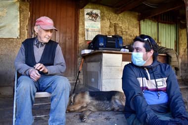 Delegación provincial de Curicó asiste a adulto mayor aislado en zona cordillerana