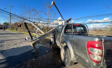 Conductor salvó sin lesiones tras chocar con un poste en Molina