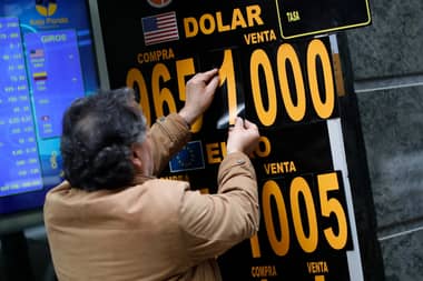 Precio del dólar sigue al alza y alcanzó los 1.024 pesos