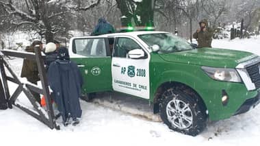 Carabineros rescató a personas aisladas por la nieve en la precordillera de Molina