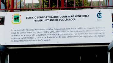 Edificio de Primer Juzgado de Policía Local de Curicó reveló placa con nombre del ex juez Sergio Fuente-Alba