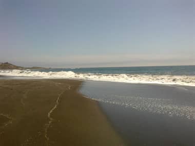 Niño muere tras ser aplastado por castillo de arena en Pelluhue