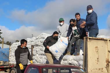Crianceros de Romeral recibieron sacos de alfalfa para alimentar a sus ganados
