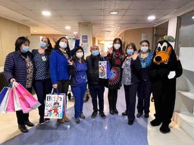 Niñas y niños internados en el Hospital de Curicó recibieron regalos del municipio