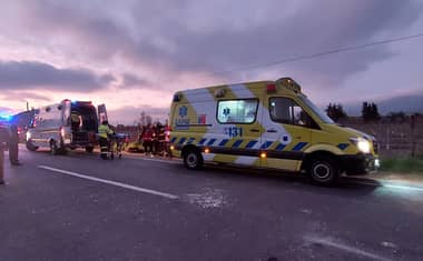 Tres lesionados dejó choque contra alumbrado público en la Ruta J-60