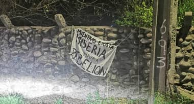 Queman neumático e instalan lienzo en el ingreso a Romeral