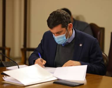 Presentan proyecto que aumenta las penas para quienes dañen símbolos patrios