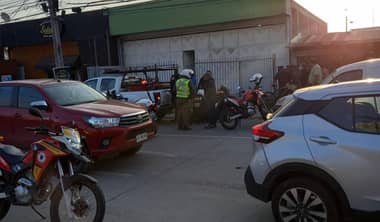 Motorista sufre diversas lesiones tras colisionar con camioneta en Curicó