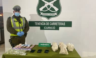 Auto con rueda "pinchada" permitió detención de sujetos con carga de pasta base en Curicó
