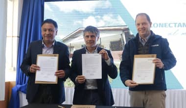 Municipio de Licantén firmó convenio con Mundo para dotar de fibra óptica a estudiantes y crear Escuela de Programadores