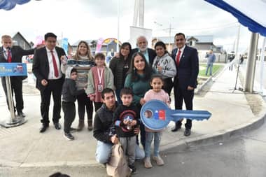 Ministro de Vivienda inaugura proyecto habitacional que beneficia a 298 familias de Curicó