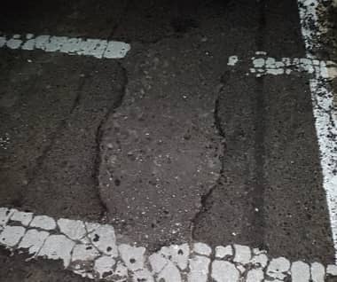 Conductores exigen a Vialidad reparar baches en sector Orilla de Navarro por riesgo de accidentes