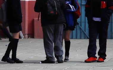 Fiscalía de Curicó y PDI investigan a profesor por presuntos abusos sexuales contra alumnas