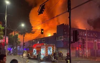 Carabineros encontró cuerpo calcinado tras incendio que destruyó supermercado y radio en Parral