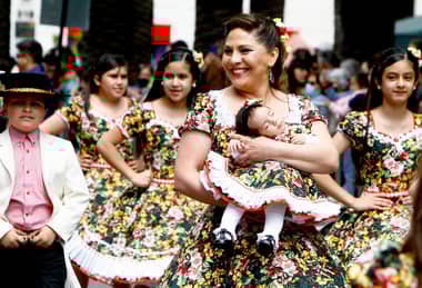Multitudinario desfile celebró los 279 años de Curicó