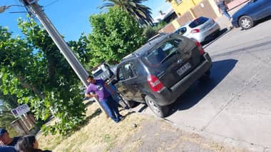 Accidente deja al descubierto a conductora que manejaba auto robado en Curicó