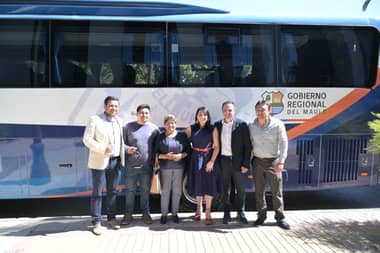 Entregan bus para Pelluhue y camión recolector para San Rafael