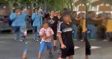 En libertad y denunciada al Tribunal de Familia quedó madre de niños grabados portando cuchillos en Santiago