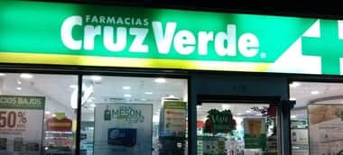 Más de una hora debieron esperar clientes para conseguir medicamentos en farmacia de Curicó