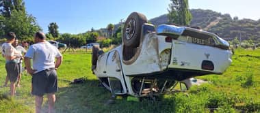 Volcamiento deja una persona lesionada camino a Los Queñes