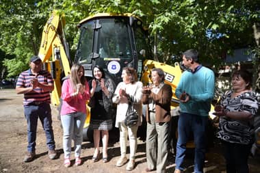 Gobierno regional entrega retroexcavadora al municipio de Villa Alegre