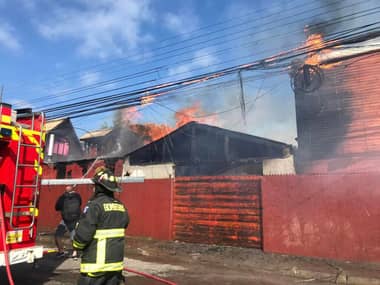 Incendio afectó dos viviendas en pleno centro de Hualañé