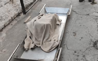 Madre ocultó el cadáver de su hija en una caja durante meses y la usó como "mesita de luz"